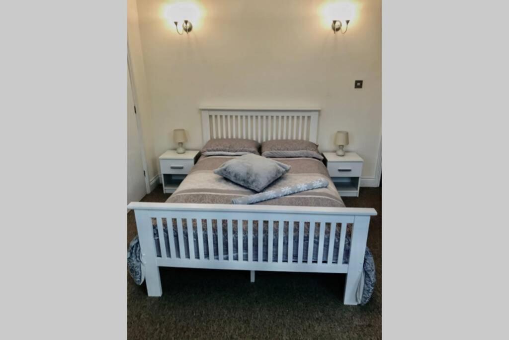 Luxury 2 Beds Apartment By The Sea 본머스 외부 사진
