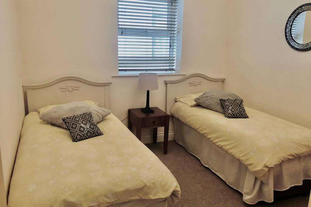 Luxury 2 Beds Apartment By The Sea 본머스 외부 사진