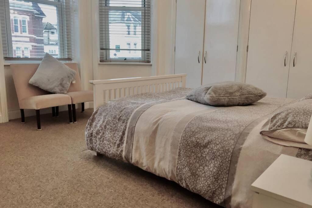Luxury 2 Beds Apartment By The Sea 본머스 외부 사진
