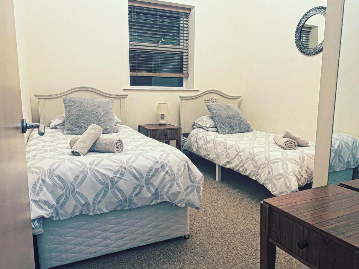 Luxury 2 Beds Apartment By The Sea 본머스 외부 사진